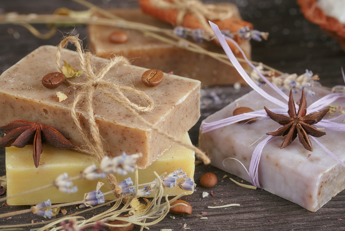 Savons artisanaux décorés avec des épices comme la cannelle et l'anis étoilé, des tendances populaires pour 2025 qui allient bienfaits naturels et esthétique soignée.