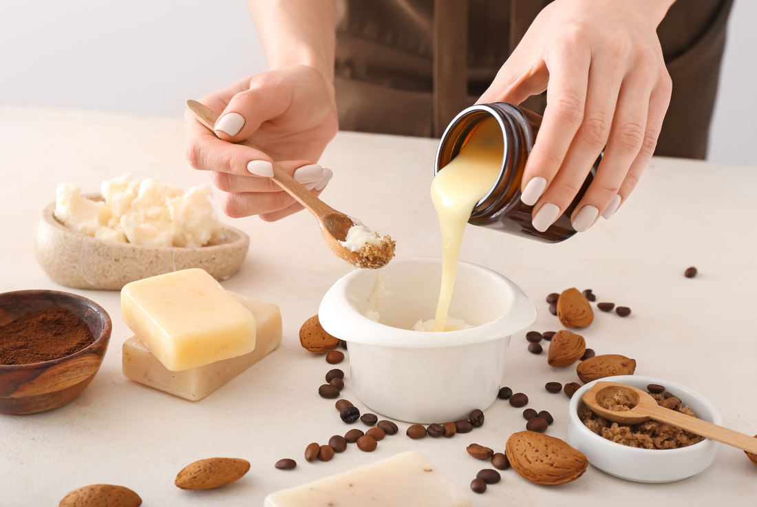  Préparation d’un savon artisanal avec des ingrédients naturels comme le beurre de karité, l’amande et le café.