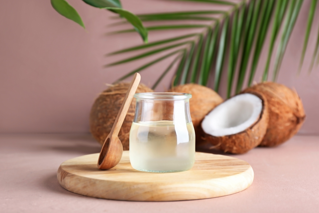 Huile de coco pure dans un bocal, utilisée dans la saponification à froid pour ses propriétés nourrissantes et hydratantes, favorisant la fabrication de savons artisanaux doux et naturels.