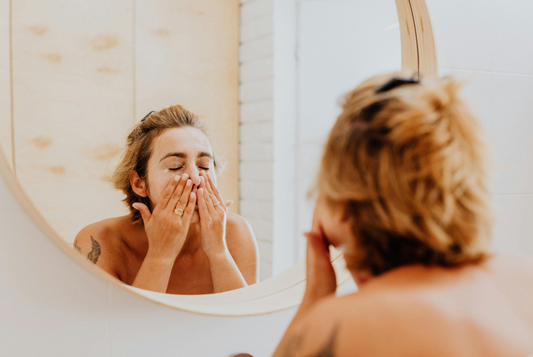 Routine visage avec un savon doux adapté aux peaux sensibles, pour nettoyer en profondeur sans agresser l’épiderme