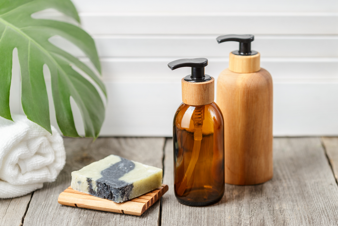 Comparaison entre un flacon de gel douche industriel et un savon artisanal fait main, illustrant les différences de composition et de fabrication.