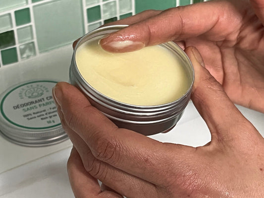 application d'un déodorant crème naturel